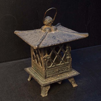 Старинный японский фонарь