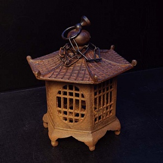 Старинный японский фонарь